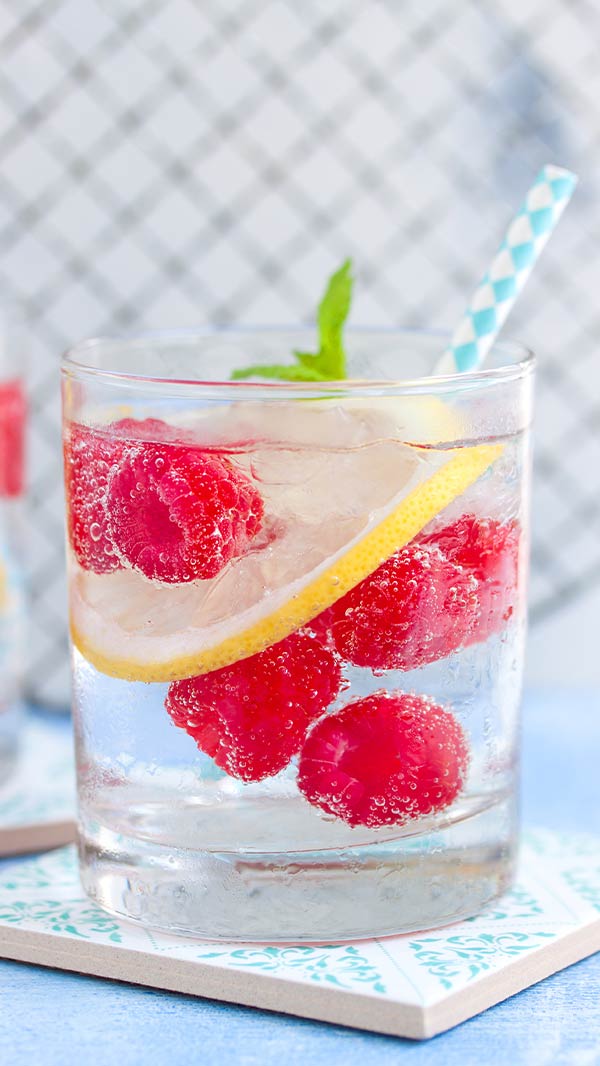 Vanilla raspberry fizz sparkling drink